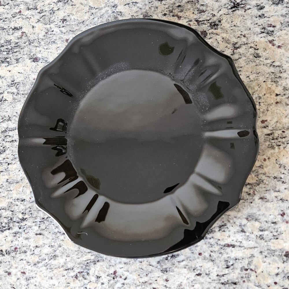 RARE HANDMADE ITALIAN FRONTGATE BLACK FLORENTINE SCALLOPED CERAMIC DINNER PLATE